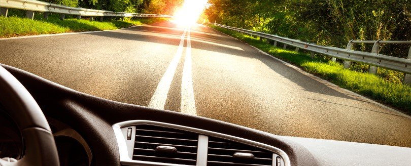 Autofahren mit Flüssiggas Ein Auto auf einer Straße mit Sicht vom Fahrersitz aus