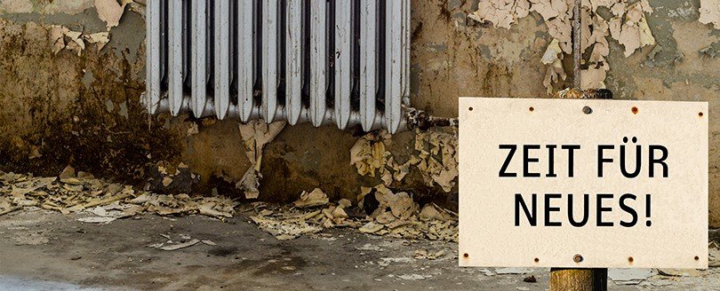 Zeit für Neues Ein Schild in einer heruntergekommenen Lokalität auf dem Steht Zeit für Neues