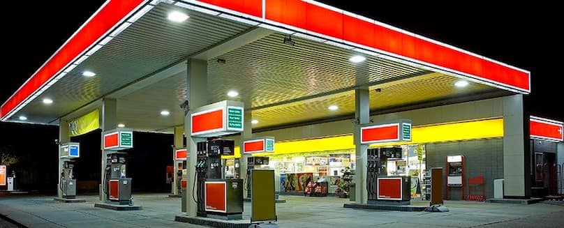 Abbild-einer-Autogas-Tankstelle-von-aussen-beleuchtet-bei-Nacht