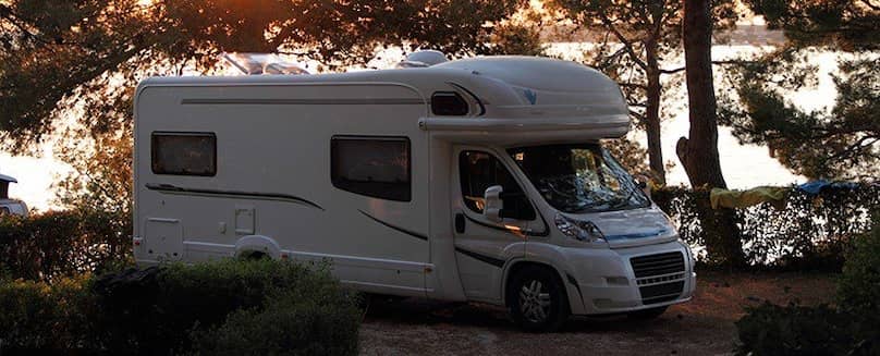 Camping mit Flüssiggas - TEGA weisser-Wohnwagen-in-einem-Waldstück