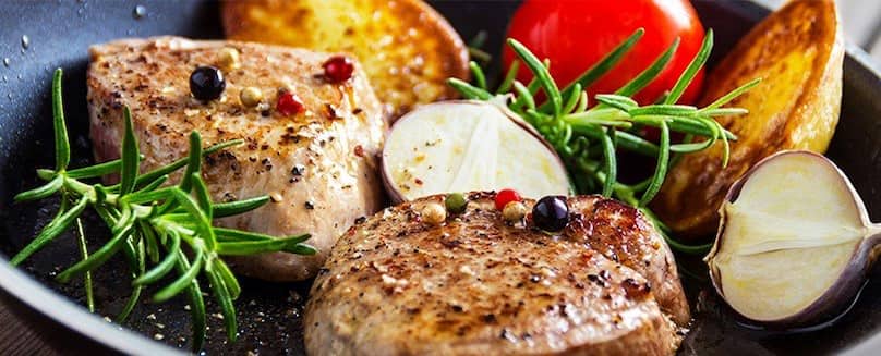 Zuhause Kochen mit Flüssiggas - TEGA GmbH Eine-Pfanne-mit-gebratenem-Fleisch-und-Gemüse
