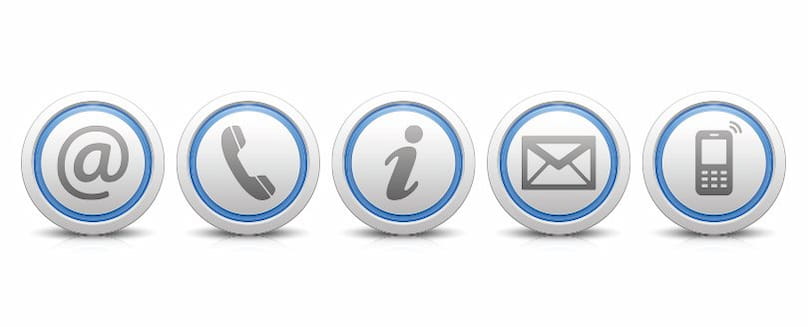 5-graue-und-blaue-Kontaktsymbole-nebeneinander-stehen-fuer-Email-Telefon-Internet-Mail-Smartphone