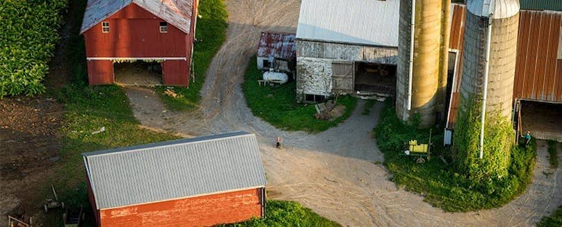 Hof-in-der-Landwirtschaft-mit-Silos-und-Scheunen