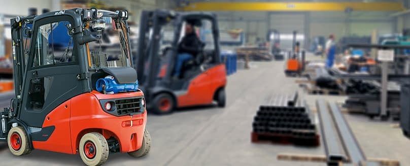 Flüssiggas in der Logistikbranche - TEGA Mehrere-Stapler-die-mit-Fluessiggas-betrieben-werden-stehen-in-einer-Halle