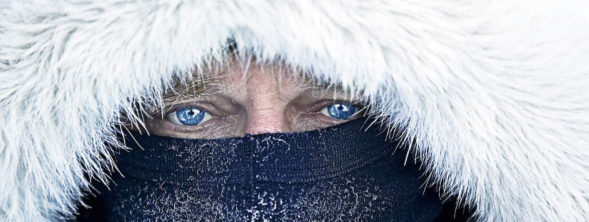 Das Kältemittel der Zukunft - TEGA GmbH Gesicht-von-Person-mit-blauen-Augen-eingepackt-in-Jacke-und-Schal-bei-eiskalten-Temperaturen