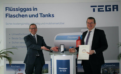 TEGA-Geschäftsführer-und-Leiter-des-Flüssiggas-halten-gemeinsam-den-Deutschen-Servicepreis-2021-in-Haenden