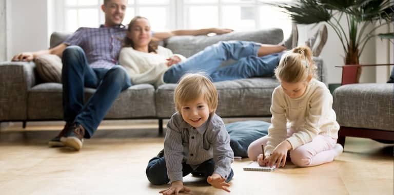Moderne Heizung – Der einfache Umstieg auf Flüssiggas mit TEGA Glueckliche-Familie-mit-zwei-Kleinkindern-im-Wohnzimmer