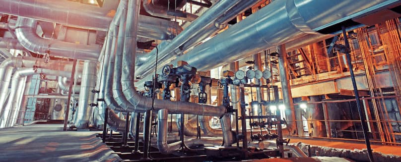 Kältemittelanlagen - TEGA GmbH Kaeltemittelanlage-der-Anwendungstechnik-mit-vielen-Gasrohren-in-einem-Industriegebaeude-